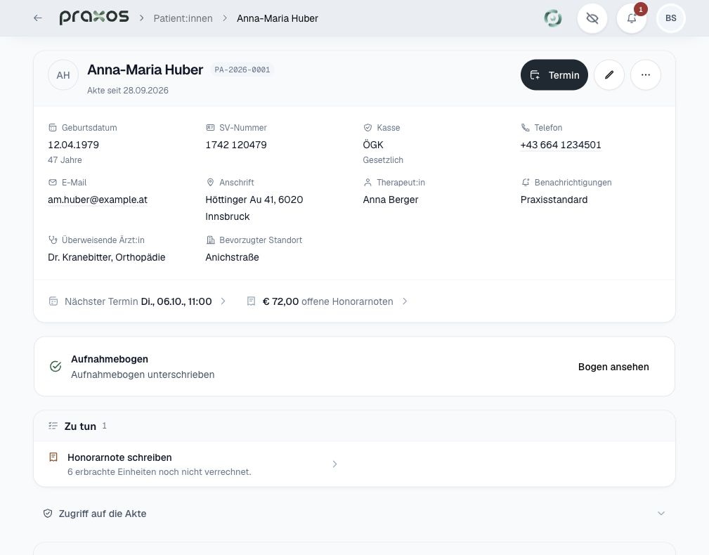 Originale PraxOS-Patientenakte auf dem Tablet. Stammdaten, Aufnahmebogen und offene Aufgaben mit fiktiven Daten.